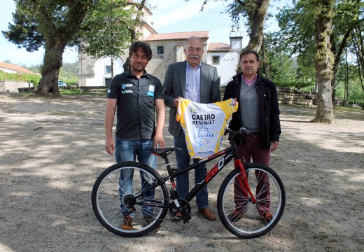Entrega solidaria dunha bicicleta do Clube Ciclista Cambre a un rapaz de Brión